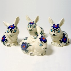 4-er Set Hasen (3 sitzend, 1 liegend) - Dekor Blume blau