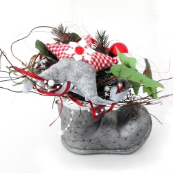 Weihnachtsgesteck im silbernen Stiefel