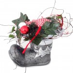 Weihnachtsgesteck im silbernen Stiefel